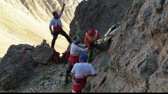 انتقال پیکر بی جان کوهنورد اهوازی در قله کول جنو ازنا